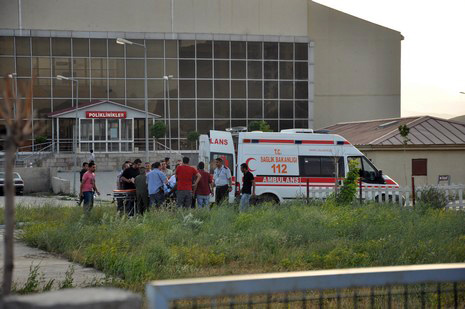 Hakkarinin Yüksekova ilçesinde meydana gelen kazada 4 polis yaralandı. 