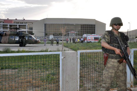 Hakkarinin Yüksekova ilçesinde meydana gelen kazada 4 polis yaralandı. 