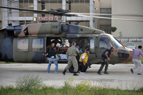 Hakkarinin Yüksekova ilçesinde meydana gelen kazada 4 polis yaralandı. 