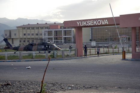 Hakkarinin Yüksekova ilçesinde meydana gelen kazada 4 polis yaralandı. 