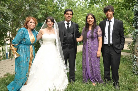 Yüksekova'da 14-15 Temmuz 2012'de dünya evine giren çiftlerimizi sizlerler için sayfamıza taşıdık. Yüksekova Güncel Ailesi olarak tüm çitflerimize mutluluklar dileriz: FOTO: GÖRÜNTÜ: YAŞAR KAPLAN - SİNAN AKKURT