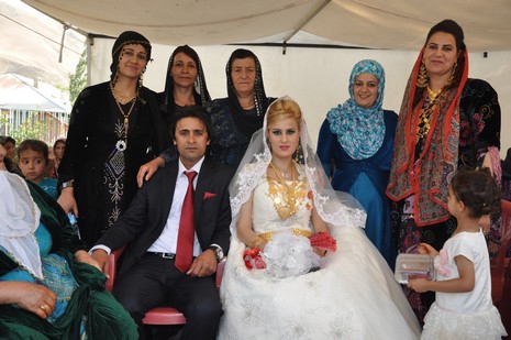 Yüksekova'da 14-15 Temmuz 2012'de dünya evine giren çiftlerimizi sizlerler için sayfamıza taşıdık. Yüksekova Güncel Ailesi olarak tüm çitflerimize mutluluklar dileriz: FOTO: GÖRÜNTÜ: YAŞAR KAPLAN - SİNAN AKKURT