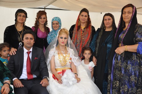 Yüksekova'da 14-15 Temmuz 2012'de dünya evine giren çiftlerimizi sizlerler için sayfamıza taşıdık. Yüksekova Güncel Ailesi olarak tüm çitflerimize mutluluklar dileriz: FOTO: GÖRÜNTÜ: YAŞAR KAPLAN - SİNAN AKKURT