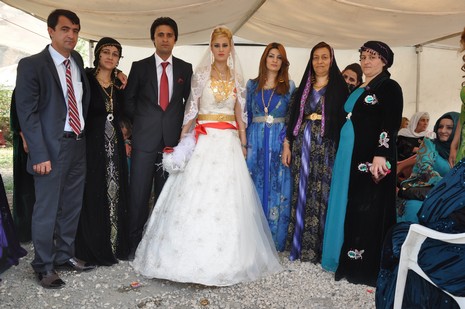 Yüksekova'da 14-15 Temmuz 2012'de dünya evine giren çiftlerimizi sizlerler için sayfamıza taşıdık. Yüksekova Güncel Ailesi olarak tüm çitflerimize mutluluklar dileriz: FOTO: GÖRÜNTÜ: YAŞAR KAPLAN - SİNAN AKKURT