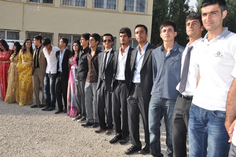 Yüksekova'da 14-15 Temmuz 2012'de dünya evine giren çiftlerimizi sizlerler için sayfamıza taşıdık. Yüksekova Güncel Ailesi olarak tüm çitflerimize mutluluklar dileriz: FOTO: GÖRÜNTÜ: YAŞAR KAPLAN - SİNAN AKKURT