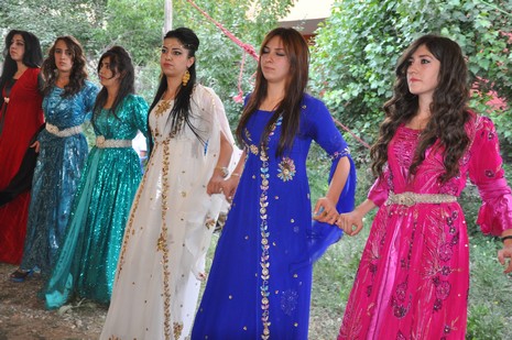 Yüksekova'da 14-15 Temmuz 2012'de dünya evine giren çiftlerimizi sizlerler için sayfamıza taşıdık. Yüksekova Güncel Ailesi olarak tüm çitflerimize mutluluklar dileriz: FOTO: GÖRÜNTÜ: YAŞAR KAPLAN - SİNAN AKKURT