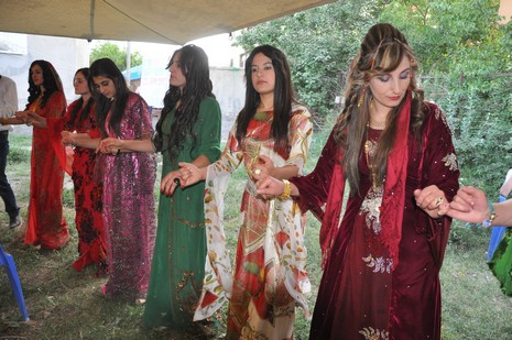 Yüksekova'da 14-15 Temmuz 2012'de dünya evine giren çiftlerimizi sizlerler için sayfamıza taşıdık. Yüksekova Güncel Ailesi olarak tüm çitflerimize mutluluklar dileriz: FOTO: GÖRÜNTÜ: YAŞAR KAPLAN - SİNAN AKKURT