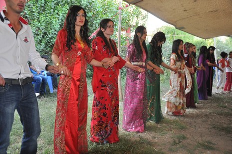 Yüksekova'da 14-15 Temmuz 2012'de dünya evine giren çiftlerimizi sizlerler için sayfamıza taşıdık. Yüksekova Güncel Ailesi olarak tüm çitflerimize mutluluklar dileriz: FOTO: GÖRÜNTÜ: YAŞAR KAPLAN - SİNAN AKKURT