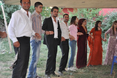 Yüksekova'da 14-15 Temmuz 2012'de dünya evine giren çiftlerimizi sizlerler için sayfamıza taşıdık. Yüksekova Güncel Ailesi olarak tüm çitflerimize mutluluklar dileriz: FOTO: GÖRÜNTÜ: YAŞAR KAPLAN - SİNAN AKKURT