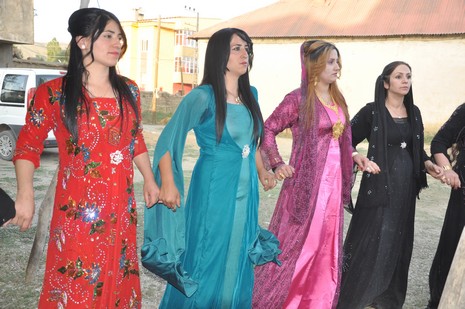 Yüksekova'da 14-15 Temmuz 2012'de dünya evine giren çiftlerimizi sizlerler için sayfamıza taşıdık. Yüksekova Güncel Ailesi olarak tüm çitflerimize mutluluklar dileriz: FOTO: GÖRÜNTÜ: YAŞAR KAPLAN - SİNAN AKKURT