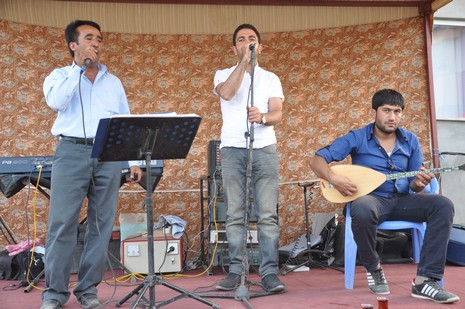 Yüksekova'da 14-15 Temmuz 2012'de dünya evine giren çiftlerimizi sizlerler için sayfamıza taşıdık. Yüksekova Güncel Ailesi olarak tüm çitflerimize mutluluklar dileriz: FOTO: GÖRÜNTÜ: YAŞAR KAPLAN - SİNAN AKKURT