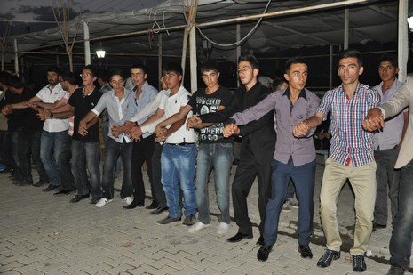 Yüksekova'da 14-15 Temmuz 2012'de dünya evine giren çiftlerimizi sizlerler için sayfamıza taşıdık. Yüksekova Güncel Ailesi olarak tüm çitflerimize mutluluklar dileriz: FOTO: GÖRÜNTÜ: YAŞAR KAPLAN - SİNAN AKKURT