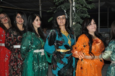 Yüksekova'da 14-15 Temmuz 2012'de dünya evine giren çiftlerimizi sizlerler için sayfamıza taşıdık. Yüksekova Güncel Ailesi olarak tüm çitflerimize mutluluklar dileriz: FOTO: GÖRÜNTÜ: YAŞAR KAPLAN - SİNAN AKKURT