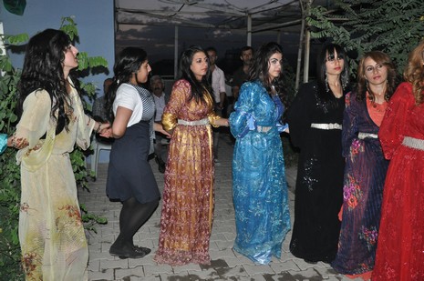 Yüksekova'da 14-15 Temmuz 2012'de dünya evine giren çiftlerimizi sizlerler için sayfamıza taşıdık. Yüksekova Güncel Ailesi olarak tüm çitflerimize mutluluklar dileriz: FOTO: GÖRÜNTÜ: YAŞAR KAPLAN - SİNAN AKKURT