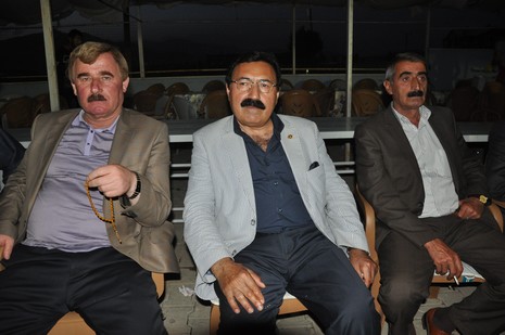 Yüksekova'da 14-15 Temmuz 2012'de dünya evine giren çiftlerimizi sizlerler için sayfamıza taşıdık. Yüksekova Güncel Ailesi olarak tüm çitflerimize mutluluklar dileriz: FOTO: GÖRÜNTÜ: YAŞAR KAPLAN - SİNAN AKKURT