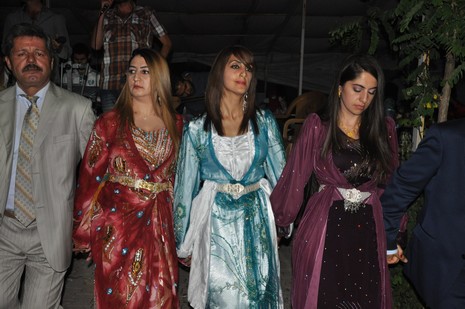 Yüksekova'da 14-15 Temmuz 2012'de dünya evine giren çiftlerimizi sizlerler için sayfamıza taşıdık. Yüksekova Güncel Ailesi olarak tüm çitflerimize mutluluklar dileriz: FOTO: GÖRÜNTÜ: YAŞAR KAPLAN - SİNAN AKKURT