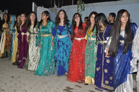 Yüksekova'da 14-15 Temmuz 2012'de dünya evine giren çiftlerimizi sizlerler için sayfamıza taşıdık. Yüksekova Güncel Ailesi olarak tüm çitflerimize mutluluklar dileriz: FOTO: GÖRÜNTÜ: YAŞAR KAPLAN - SİNAN AKKURT