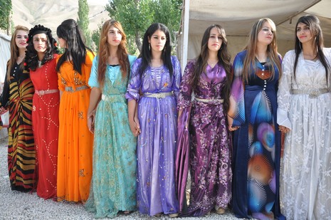 Yüksekova'da 14-15 Temmuz 2012'de dünya evine giren çiftlerimizi sizlerler için sayfamıza taşıdık. Yüksekova Güncel Ailesi olarak tüm çitflerimize mutluluklar dileriz: FOTO: GÖRÜNTÜ: YAŞAR KAPLAN - SİNAN AKKURT