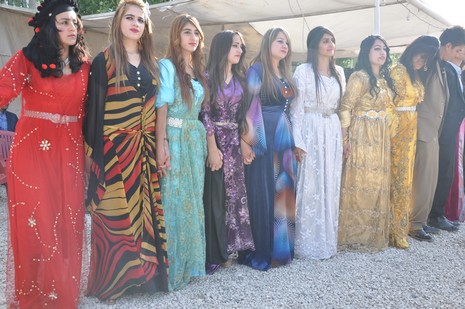 Yüksekova'da 14-15 Temmuz 2012'de dünya evine giren çiftlerimizi sizlerler için sayfamıza taşıdık. Yüksekova Güncel Ailesi olarak tüm çitflerimize mutluluklar dileriz: FOTO: GÖRÜNTÜ: YAŞAR KAPLAN - SİNAN AKKURT