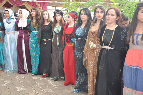 Yüksekova'da 14-15 Temmuz 2012'de dünya evine giren çiftlerimizi sizlerler için sayfamıza taşıdık. Yüksekova Güncel Ailesi olarak tüm çitflerimize mutluluklar dileriz: FOTO: GÖRÜNTÜ: YAŞAR KAPLAN - SİNAN AKKURT