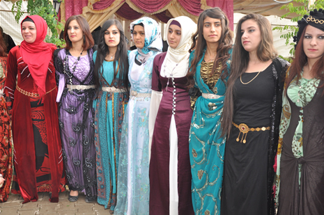 Yüksekova'da 14-15 Temmuz 2012'de dünya evine giren çiftlerimizi sizlerler için sayfamıza taşıdık. Yüksekova Güncel Ailesi olarak tüm çitflerimize mutluluklar dileriz: FOTO: GÖRÜNTÜ: YAŞAR KAPLAN - SİNAN AKKURT