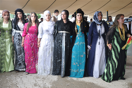 Yüksekova'da 14-15 Temmuz 2012'de dünya evine giren çiftlerimizi sizlerler için sayfamıza taşıdık. Yüksekova Güncel Ailesi olarak tüm çitflerimize mutluluklar dileriz: FOTO: GÖRÜNTÜ: YAŞAR KAPLAN - SİNAN AKKURT