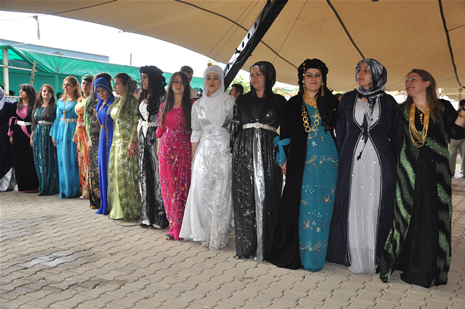 Yüksekova'da 14-15 Temmuz 2012'de dünya evine giren çiftlerimizi sizlerler için sayfamıza taşıdık. Yüksekova Güncel Ailesi olarak tüm çitflerimize mutluluklar dileriz: FOTO: GÖRÜNTÜ: YAŞAR KAPLAN - SİNAN AKKURT