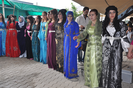 Yüksekova'da 14-15 Temmuz 2012'de dünya evine giren çiftlerimizi sizlerler için sayfamıza taşıdık. Yüksekova Güncel Ailesi olarak tüm çitflerimize mutluluklar dileriz: FOTO: GÖRÜNTÜ: YAŞAR KAPLAN - SİNAN AKKURT