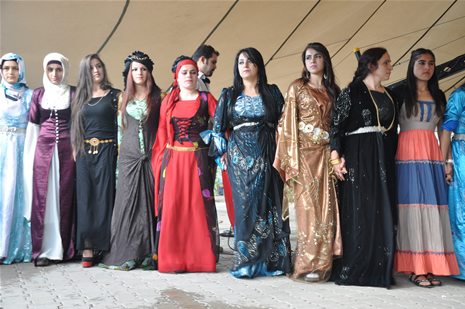 Yüksekova'da 14-15 Temmuz 2012'de dünya evine giren çiftlerimizi sizlerler için sayfamıza taşıdık. Yüksekova Güncel Ailesi olarak tüm çitflerimize mutluluklar dileriz: FOTO: GÖRÜNTÜ: YAŞAR KAPLAN - SİNAN AKKURT