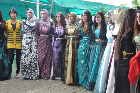 Yüksekova'da 14-15 Temmuz 2012'de dünya evine giren çiftlerimizi sizlerler için sayfamıza taşıdık. Yüksekova Güncel Ailesi olarak tüm çitflerimize mutluluklar dileriz: FOTO: GÖRÜNTÜ: YAŞAR KAPLAN - SİNAN AKKURT