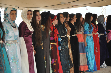 Yüksekova'da 14-15 Temmuz 2012'de dünya evine giren çiftlerimizi sizlerler için sayfamıza taşıdık. Yüksekova Güncel Ailesi olarak tüm çitflerimize mutluluklar dileriz: FOTO: GÖRÜNTÜ: YAŞAR KAPLAN - SİNAN AKKURT