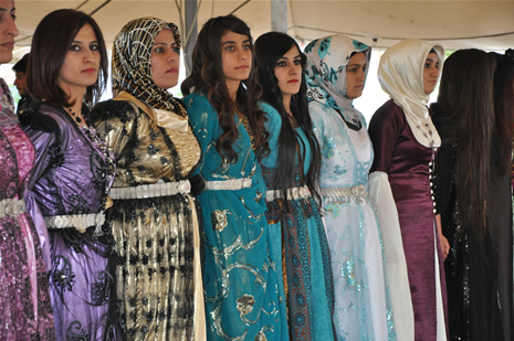 Yüksekova'da 14-15 Temmuz 2012'de dünya evine giren çiftlerimizi sizlerler için sayfamıza taşıdık. Yüksekova Güncel Ailesi olarak tüm çitflerimize mutluluklar dileriz: FOTO: GÖRÜNTÜ: YAŞAR KAPLAN - SİNAN AKKURT