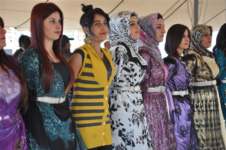 Yüksekova'da 14-15 Temmuz 2012'de dünya evine giren çiftlerimizi sizlerler için sayfamıza taşıdık. Yüksekova Güncel Ailesi olarak tüm çitflerimize mutluluklar dileriz: FOTO: GÖRÜNTÜ: YAŞAR KAPLAN - SİNAN AKKURT