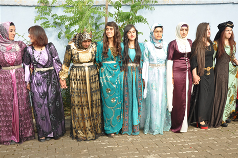 Yüksekova'da 14-15 Temmuz 2012'de dünya evine giren çiftlerimizi sizlerler için sayfamıza taşıdık. Yüksekova Güncel Ailesi olarak tüm çitflerimize mutluluklar dileriz: FOTO: GÖRÜNTÜ: YAŞAR KAPLAN - SİNAN AKKURT