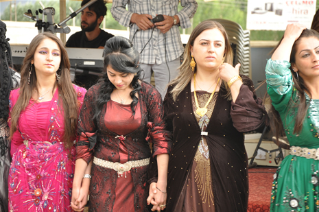 Yüksekova'da 14-15 Temmuz 2012'de dünya evine giren çiftlerimizi sizlerler için sayfamıza taşıdık. Yüksekova Güncel Ailesi olarak tüm çitflerimize mutluluklar dileriz: FOTO: GÖRÜNTÜ: YAŞAR KAPLAN - SİNAN AKKURT