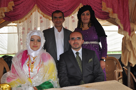 Yüksekova'da 14-15 Temmuz 2012'de dünya evine giren çiftlerimizi sizlerler için sayfamıza taşıdık. Yüksekova Güncel Ailesi olarak tüm çitflerimize mutluluklar dileriz: FOTO: GÖRÜNTÜ: YAŞAR KAPLAN - SİNAN AKKURT