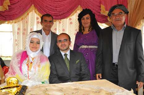 Yüksekova'da 14-15 Temmuz 2012'de dünya evine giren çiftlerimizi sizlerler için sayfamıza taşıdık. Yüksekova Güncel Ailesi olarak tüm çitflerimize mutluluklar dileriz: FOTO: GÖRÜNTÜ: YAŞAR KAPLAN - SİNAN AKKURT