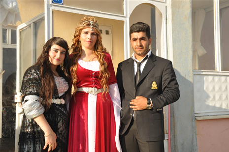 Yüksekova'da 14-15 Temmuz 2012'de dünya evine giren çiftlerimizi sizlerler için sayfamıza taşıdık. Yüksekova Güncel Ailesi olarak tüm çitflerimize mutluluklar dileriz: FOTO: GÖRÜNTÜ: YAŞAR KAPLAN - SİNAN AKKURT