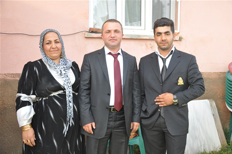 Yüksekova'da 14-15 Temmuz 2012'de dünya evine giren çiftlerimizi sizlerler için sayfamıza taşıdık. Yüksekova Güncel Ailesi olarak tüm çitflerimize mutluluklar dileriz: FOTO: GÖRÜNTÜ: YAŞAR KAPLAN - SİNAN AKKURT