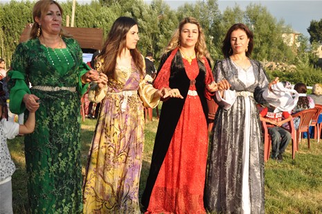 Yüksekova'da 14-15 Temmuz 2012'de dünya evine giren çiftlerimizi sizlerler için sayfamıza taşıdık. Yüksekova Güncel Ailesi olarak tüm çitflerimize mutluluklar dileriz: FOTO: GÖRÜNTÜ: YAŞAR KAPLAN - SİNAN AKKURT