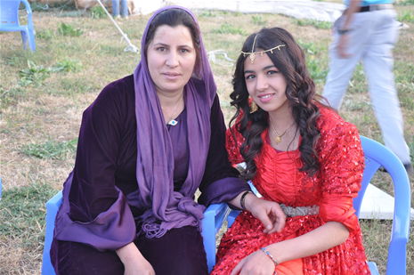 Yüksekova'da 14-15 Temmuz 2012'de dünya evine giren çiftlerimizi sizlerler için sayfamıza taşıdık. Yüksekova Güncel Ailesi olarak tüm çitflerimize mutluluklar dileriz: FOTO: GÖRÜNTÜ: YAŞAR KAPLAN - SİNAN AKKURT