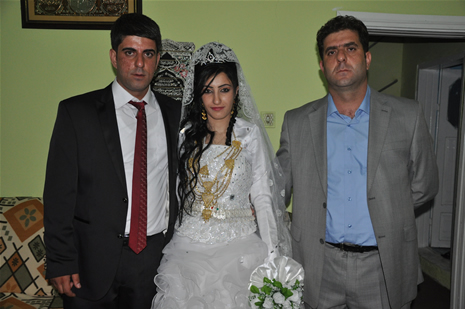 Yüksekova'da 14-15 Temmuz 2012'de dünya evine giren çiftlerimizi sizlerler için sayfamıza taşıdık. Yüksekova Güncel Ailesi olarak tüm çitflerimize mutluluklar dileriz: FOTO: GÖRÜNTÜ: YAŞAR KAPLAN - SİNAN AKKURT