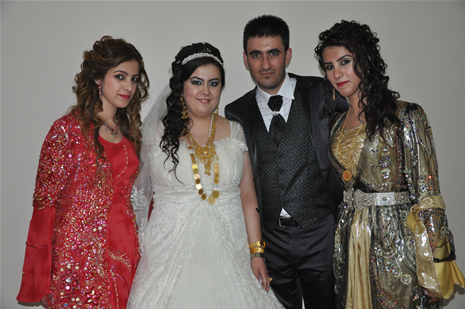 Yüksekova'da 14-15 Temmuz 2012'de dünya evine giren çiftlerimizi sizlerler için sayfamıza taşıdık. Yüksekova Güncel Ailesi olarak tüm çitflerimize mutluluklar dileriz: FOTO: GÖRÜNTÜ: YAŞAR KAPLAN - SİNAN AKKURT