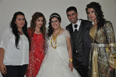 Yüksekova'da 14-15 Temmuz 2012'de dünya evine giren çiftlerimizi sizlerler için sayfamıza taşıdık. Yüksekova Güncel Ailesi olarak tüm çitflerimize mutluluklar dileriz: FOTO: GÖRÜNTÜ: YAŞAR KAPLAN - SİNAN AKKURT