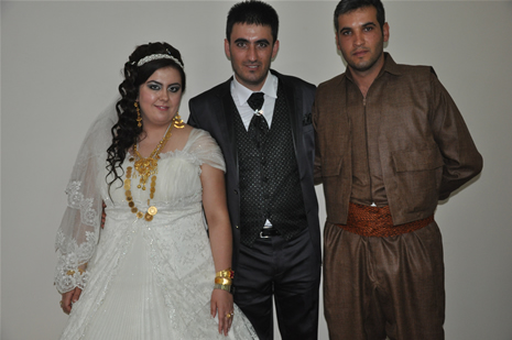 Yüksekova'da 14-15 Temmuz 2012'de dünya evine giren çiftlerimizi sizlerler için sayfamıza taşıdık. Yüksekova Güncel Ailesi olarak tüm çitflerimize mutluluklar dileriz: FOTO: GÖRÜNTÜ: YAŞAR KAPLAN - SİNAN AKKURT