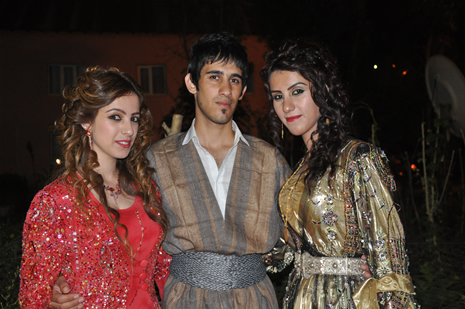 Yüksekova'da 14-15 Temmuz 2012'de dünya evine giren çiftlerimizi sizlerler için sayfamıza taşıdık. Yüksekova Güncel Ailesi olarak tüm çitflerimize mutluluklar dileriz: FOTO: GÖRÜNTÜ: YAŞAR KAPLAN - SİNAN AKKURT