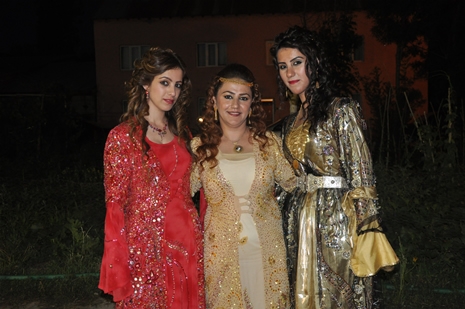 Yüksekova'da 14-15 Temmuz 2012'de dünya evine giren çiftlerimizi sizlerler için sayfamıza taşıdık. Yüksekova Güncel Ailesi olarak tüm çitflerimize mutluluklar dileriz: FOTO: GÖRÜNTÜ: YAŞAR KAPLAN - SİNAN AKKURT