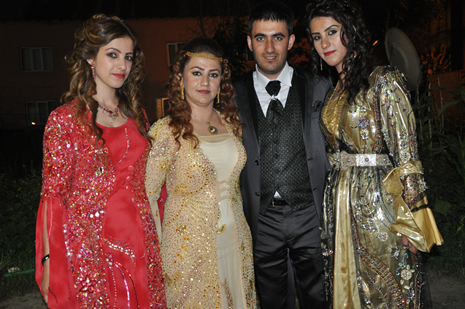 Yüksekova'da 14-15 Temmuz 2012'de dünya evine giren çiftlerimizi sizlerler için sayfamıza taşıdık. Yüksekova Güncel Ailesi olarak tüm çitflerimize mutluluklar dileriz: FOTO: GÖRÜNTÜ: YAŞAR KAPLAN - SİNAN AKKURT