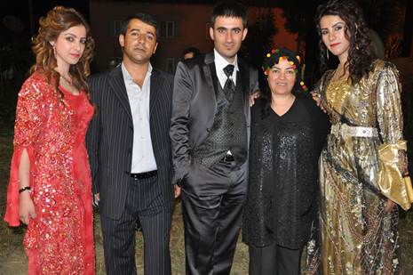 Yüksekova'da 14-15 Temmuz 2012'de dünya evine giren çiftlerimizi sizlerler için sayfamıza taşıdık. Yüksekova Güncel Ailesi olarak tüm çitflerimize mutluluklar dileriz: FOTO: GÖRÜNTÜ: YAŞAR KAPLAN - SİNAN AKKURT