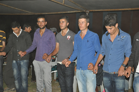 Yüksekova'da 14-15 Temmuz 2012'de dünya evine giren çiftlerimizi sizlerler için sayfamıza taşıdık. Yüksekova Güncel Ailesi olarak tüm çitflerimize mutluluklar dileriz: FOTO: GÖRÜNTÜ: YAŞAR KAPLAN - SİNAN AKKURT